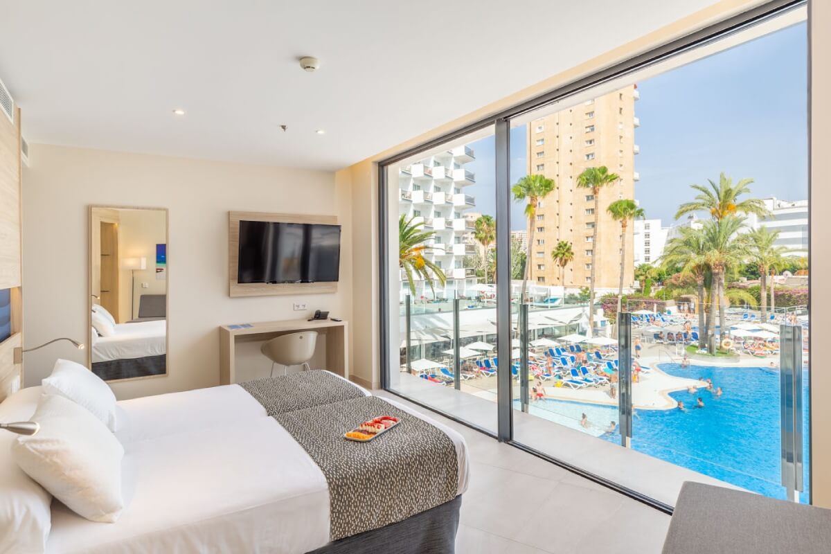 Copia-de-junior-suite-2-hotel-samos-magaluf-pool-view-1